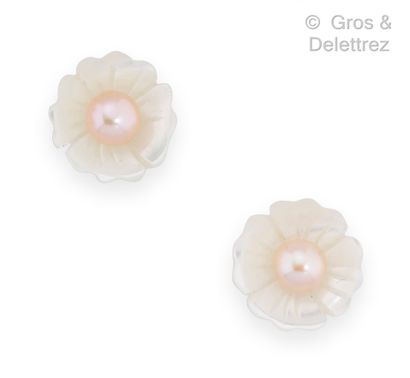null Pair of earrings "Flowers" in white gold, decorated with a cultured pearl. Diameter...