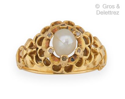 null Yellow gold ring, decorated with a pearl in an openwork setting. Finger size...