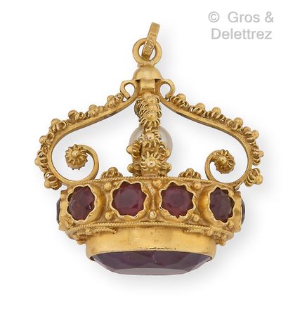 null Pendant seal forming a crown in yellow gold, decorated with amethysts, one of...