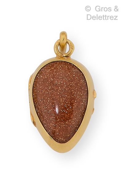 null Pendant " Egg " in yellow gold, decorated with aventurine glass. Length : 2,2g....