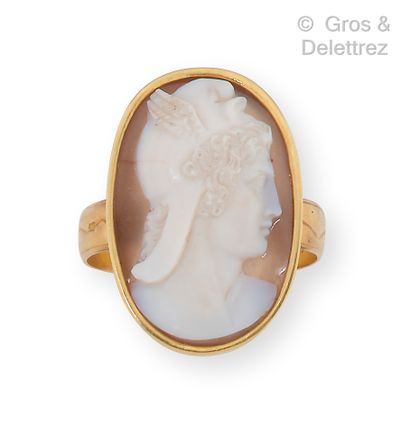 null Yellow gold ring, decorated with a cameo on agate representing Mercury. The...