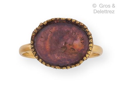 Yellow gold ring, decorated with an intaglio...