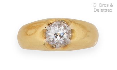 null Yellow gold "Jonc" ring, set with an old-cut diamond (chip). Finger size : 52....
