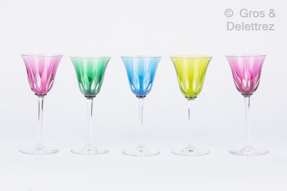 null SAINT LOUIS 

Suite de cinq verres à vin du Rhin modèle Cerdagne en cristal...