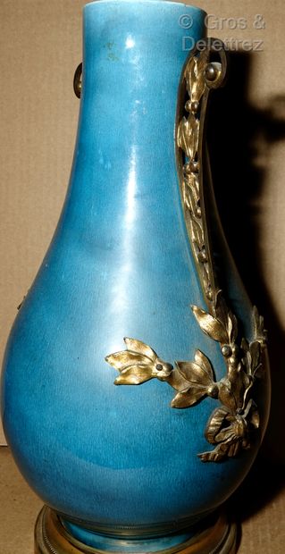 null Vase de forme balustre en porcelaine bleue, la monture en bronze et laiton à...