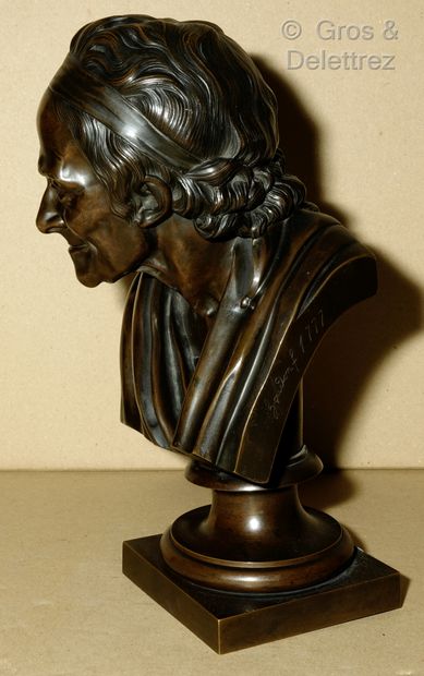 null D'après Jean-Antoine HOUDON 

Buste de Voltaire 

Epreuve en bronze patiné brun...