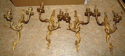 null Suite de quatre appliques en bronze doré à deux bras de lumières en volutes...