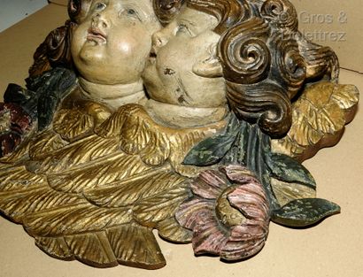 null Sculpture d'applique figurant deux têtes d'angelots en noyer sculpté, polychromé...