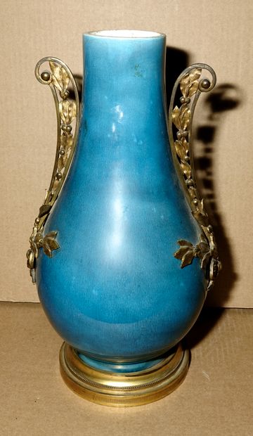 null Vase de forme balustre en porcelaine bleue, la monture en bronze et laiton à...