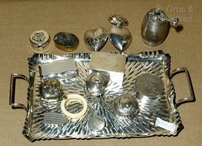 null Lot en argent et métal argenté composé de petites boites, pyrogène, hochet,...