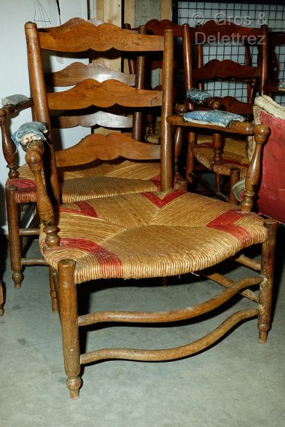 null Suite de quatre fauteuils bonne femme en bois naturel à dossier barrettes, les...