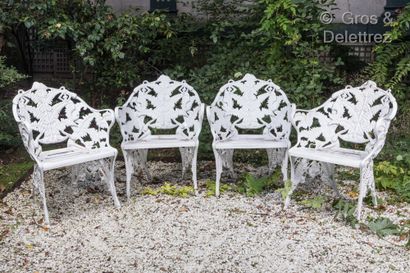 null 
Deux fauteuils de jardin en fonte laquée blanc à décor en léger relief de fougères.




Haut...