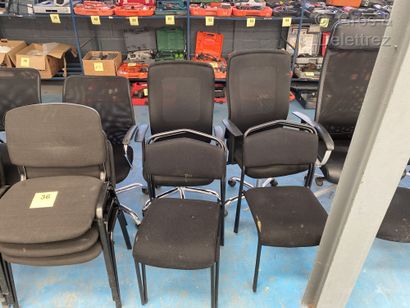null Vingt neuf sièges divers comprenant chaises et fauteuils