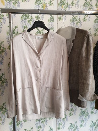 null BONPOINT Lot composé de deux vestes, une en lin gris, col chale cranté, simple...