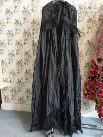 null Anonymous Important hooded cloak in black silk, edges decorated with lace in...