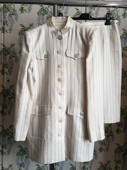null Yves Saint Laurent Variation Tailleur jupe en lin blanc rayé marine, veste longue...