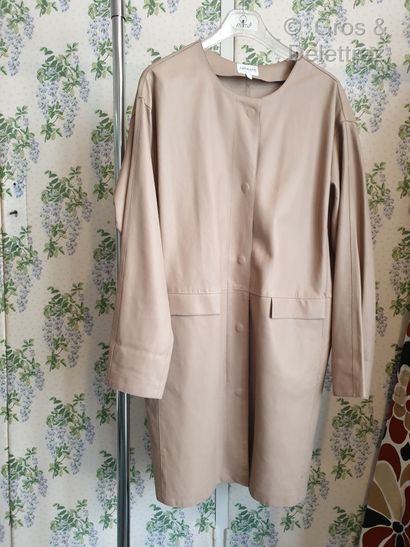 null ARMANI Taupe leather coat, round neckline, single snap button, two flap pockets,...