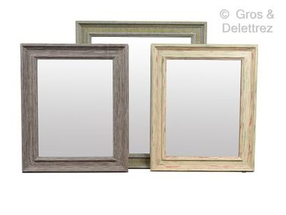 null Trois miroirs rectangulaires en bois mouluré, l'un blanc patiné vert et rouge,...