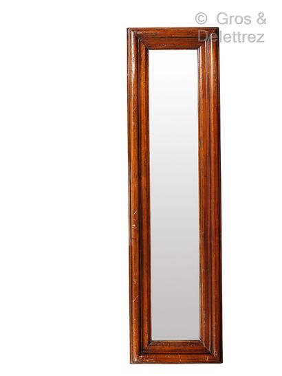 null Lot de six miroirs rectangulaires en bois mouluré et patiné 

122 x 33 cm 

Fausses...