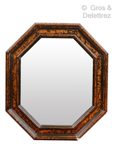 null Miroir octogonal en bois mouluré, patiné noir et ocre

Haut. : 64 cm

Eclat...