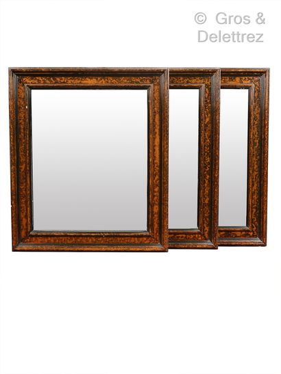 null Trois miroirs rectangulaires en bois mouluré, patiné noir et ocre

70 x 60 cm...