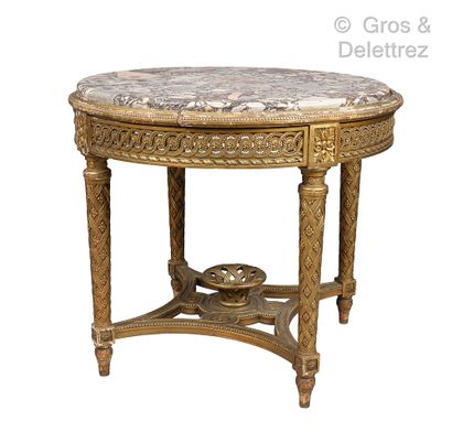  Middle table in molded wood, carved and openwork friezes of beaded posts. It rests... Gazette Drouot