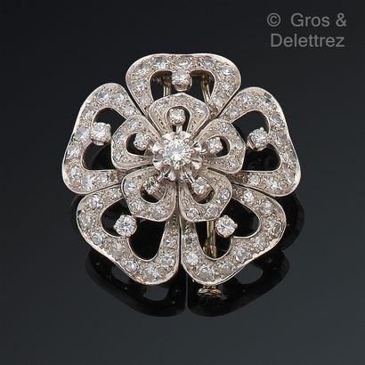 null Brooch "Flower" in white gold and platinum openwork, entirely set with brilliant-cut...