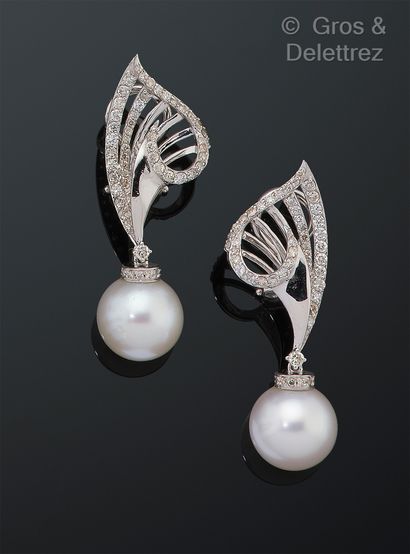 null Pair of earrings in white gold, decorated with horns of plenty partially set...