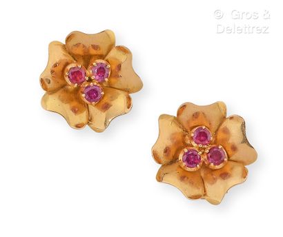 null Pair of yellow gold "Flower" ear clips, adorned with faceted red stones. Diameter...