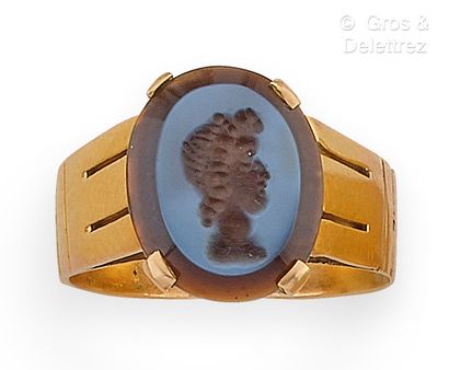 Yellow gold ring, with an intaglio on agate....