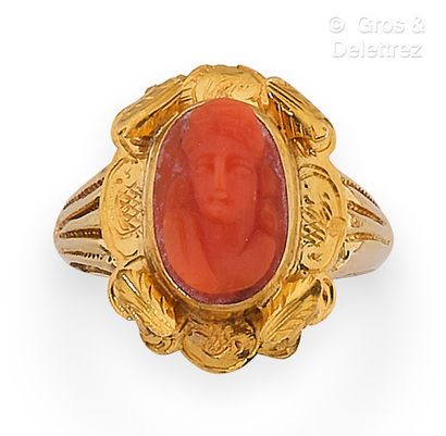 Yellow gold ring, decorated with a coral...