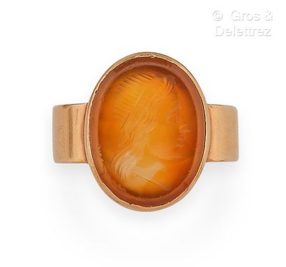 null Yellow gold ring, decorated with an intaglio on carnelian. Finger size : 65....