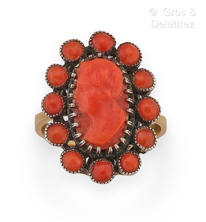 null Silver ring, decorated with a cameo coral carved bust of a man. The ring is...