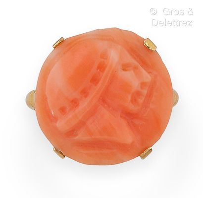 null Yellow gold ring, decorated with a cameo on double-face coral. Finger size :...