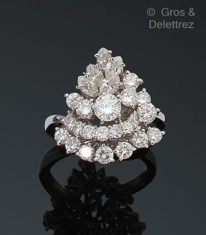 null Bague en or gris, entièrement sertie de diamants taillés en brillant et diamants...