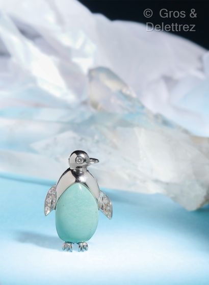 null Broche « Pingouin » en or gris, le corps composé d’un cabochon de turquoise...
