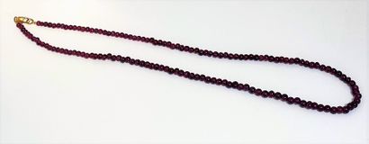 Necklace composed of a row of garnet beads...