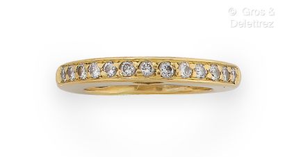 null Alliance en or jaune partiellement sertie de diamants taillés en brillant. L’anneau...