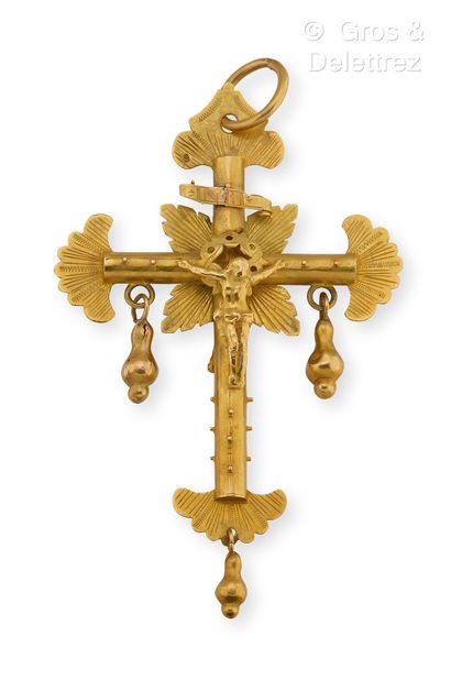 null Pendentif « Croix » en or jaune à décor de palmettes, orné double face d’un...