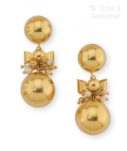 null Paire de boucles d’oreilles en or jaune, com­posées de demi-perles, retenant...