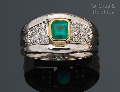 null White gold "Jonc" ring, set with a square emerald and two pavings of brilliant-cut...