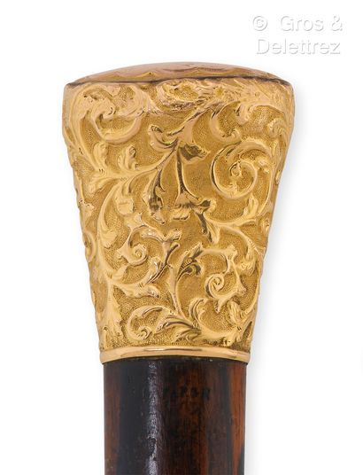 Yellow and pink gold cane knob decorated...