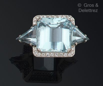 null Platinum ring, set with a large square aquamarine and two troïdia-shaped aquamarines,...