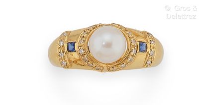 null Yellow gold ring set with a cultured pearl, brilliant-cut diamonds and two calibrated...