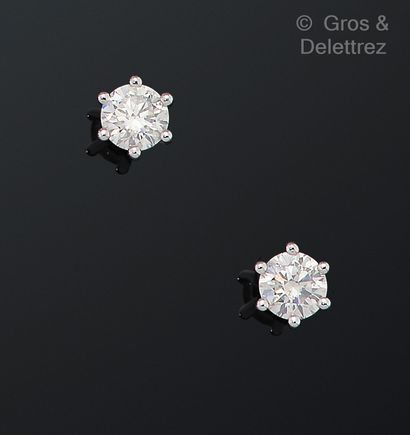null Pair of earrings in white gold, decorated with brilliant-cut diamonds. Gross...