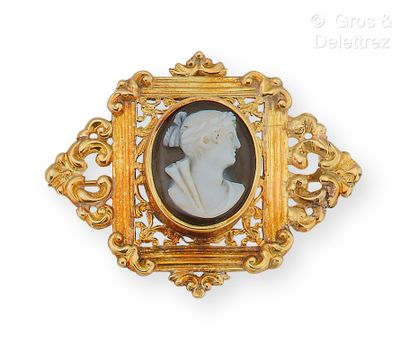 null Brooch decorated with a cameo on carnelian representing a man in the antique...