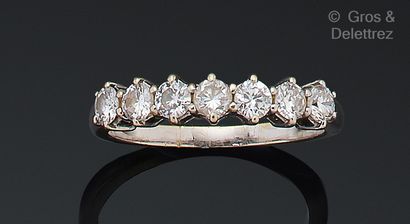 null Wedding ring in white gold, decorated with a line of brilliant-cut diamonds....