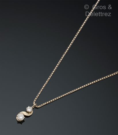 null Pendant "S" in white gold, composed of a moving line set with two brilliant-cut...