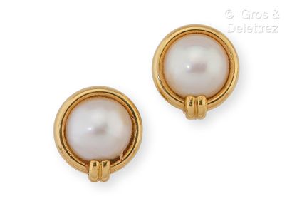 null Pair of yellow gold ear clips, decorated with mabé pearls topped with gadroons....