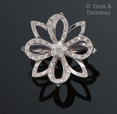 null Openwork white gold "Flower" ring, set with brilliant-cut diamonds. Finger size...